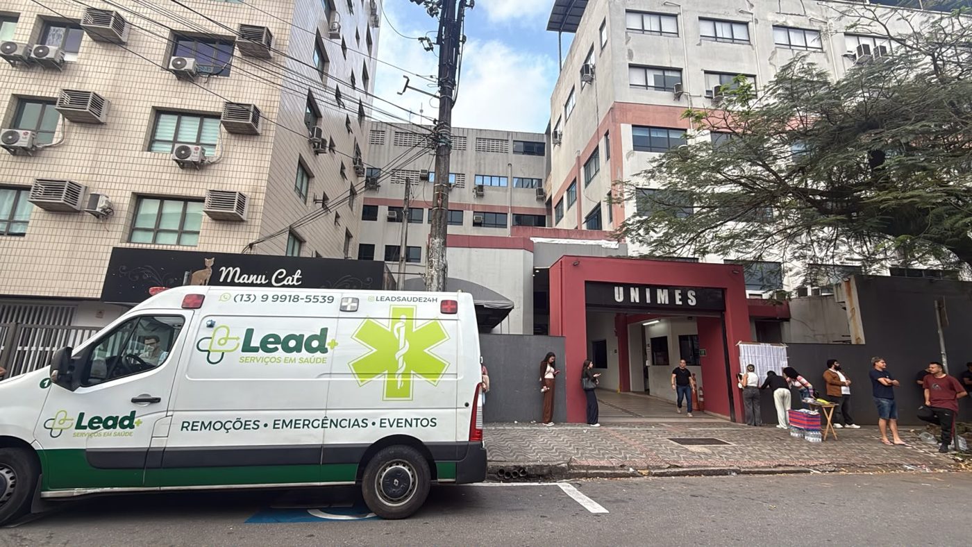 Dia de prova: Ambulância de prontidão na Unimes, em Santos